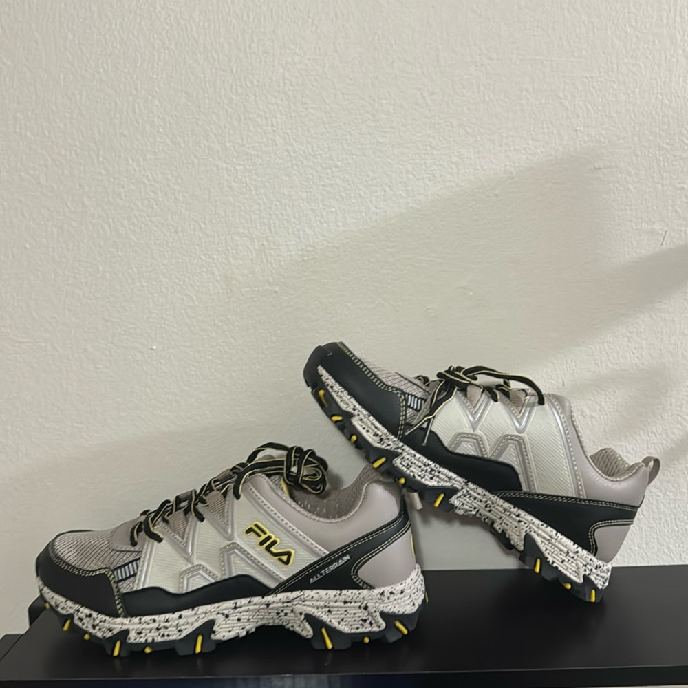 6.5 boys Fila sneakers